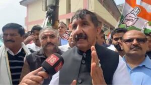 शिमला में चुनाव विभाग कार्यालय के बाहर कांग्रेस का प्रदर्शन, दीवार पर लिखा ‘वोट चोर’; CEC का पुतला फूंका