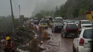 हिमाचल में बारिश से जनजीवन बेहाल: मंडी में 51 सड़कें बंद, शिमला-सोलन में 118 ट्रांसफार्मर प्रभावित