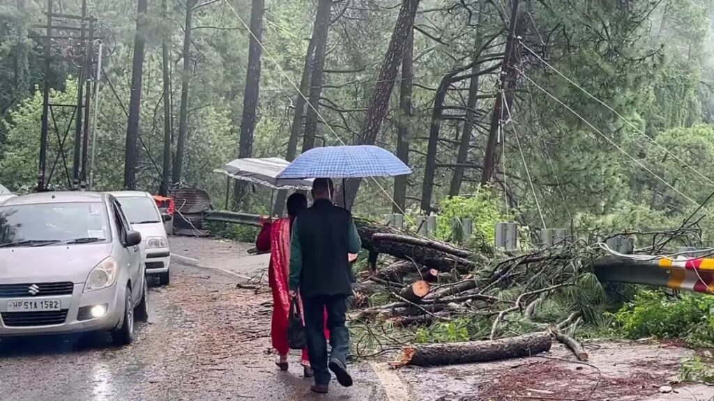 Himachal Weather Update: हिमाचल में अगले 72 घंटे बारिश का दौर, तापमान में 2-3 डिग्री गिरावट का अनुमान, 18 से कमजोर पड़ेगा मानसून