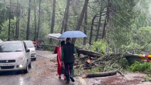Himachal Weather Update: हिमाचल में अगले 72 घंटे बारिश का दौर, तापमान में 2-3 डिग्री गिरावट का अनुमान, 18 से कमजोर पड़ेगा मानसून