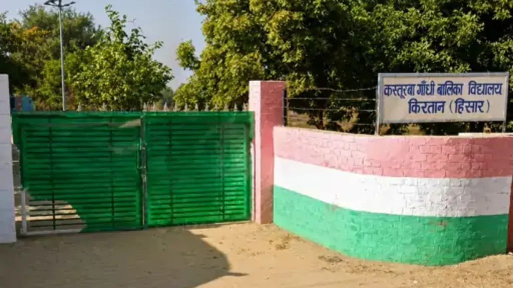 Hisar News: हिसार के कस्तूरबा गांधी स्कूल में शर्मनाक हरकत: दाखिला लेने आई छात्रा से बोली वार्डन- 'हाथ-पांव दबाने होंगे'