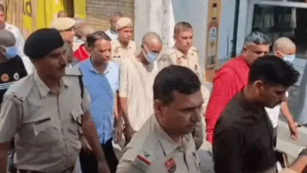Hisar News: हिसार में रंगदारी मांगने वाले बदमाशों का निकला जुलूस, सिर मुंडवाकर पुलिस ने बाजार में घुमाया