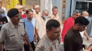 Hisar News: हिसार में रंगदारी मांगने वाले बदमाशों का निकला जुलूस, सिर मुंडवाकर पुलिस ने बाजार में घुमाया