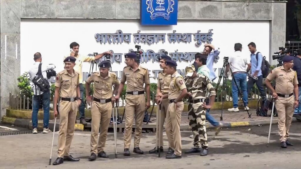 IIT Bombay suicide case: आईआईटी मुंबई छात्र की मौत की जांच तेज, परीक्षा हॉल से हॉस्टल तक CCTV फुटेज खंगाल रही क्राइम ब्रांच