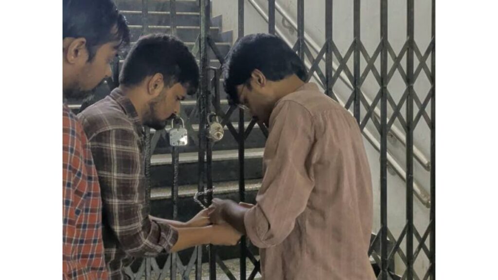 Jaipur Students Protest: जयपुर कॉलेज में छात्रों ने गेट पर जड़े ताले, बोले- नई बिल्डिंग तैयार फिर भी 3,640 स्टूडेंट 6 कमरों में