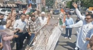 Jalandhar Congress protest : जालंधर में पीएम मोदी का पुतला फूंकते हुए कांग्रेसियों ने अपना ही झंडा जला डाला