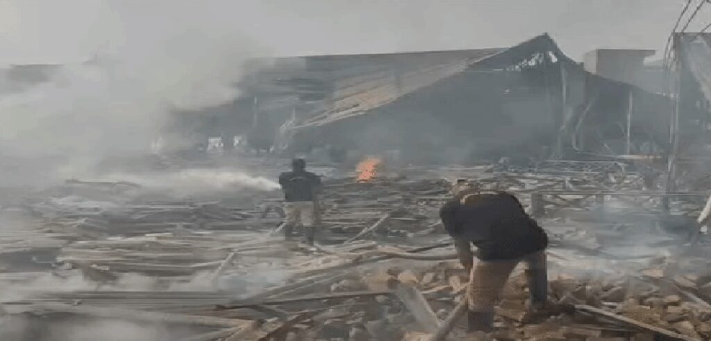 Jalandhar Mattress Factory Fire : जालंधर की गद्दा फैक्टरी में लगी आग, 1 कर्मी झुलसा ; 30 ने भागकर बचाई जान