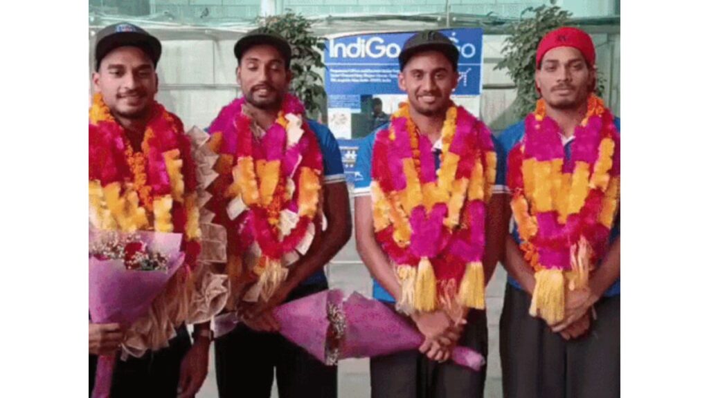 Junior Asia Cup Hockey: गोल्ड मेडल और ट्रॉफी लेकर लौटी जूनियर हॉकी टीम, अमृतसर एयरपोर्ट पर फूल मालाओं से स्वागत, छठी बार चैंपियन बनी टीम