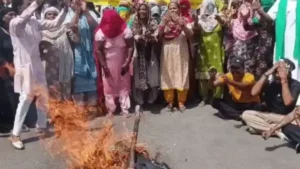 Kaithal News: कैथल में सफाई कर्मचारियों का उग्र प्रदर्शन, पिहोवा चौक पर फूंका सरकार का पुतला, नप अध्यक्ष को दी सीधी चेतावनी