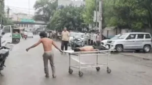 Karnal Accident Incident: दोस्त की मौत से बेसुध घायल युवक स्ट्रेचर पर शव खींचकर हाईवे की तरफ भागा, मचा हड़कंप