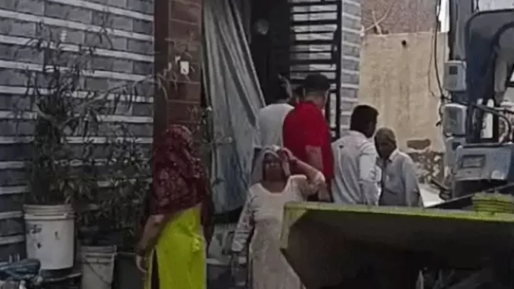 Karnal News: रात ढाई बजे घर के बाहर फेंक गए एक दिन का बच्चा, ग्रामीण परिवार बोला— 'हम पालेंगे इस मासूम को'