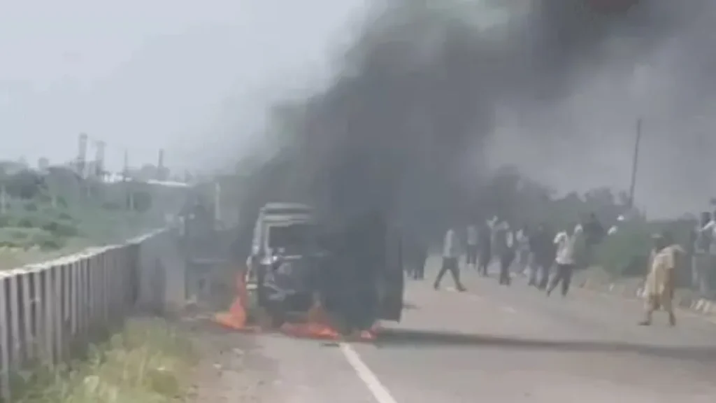 Karnal News: करनाल में चलती स्कॉर्पियो बनी आग का गोला, धुआं उठते ही बाहर कूदा चालक, जलकर खाक हुई कार
