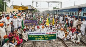 Kisan Mazdoor Morcha Rail Roko : Punjab के 5 जिलों में रेल रोको आंदोलन की चेतावनी, पटरी पर डटे किसान