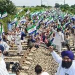 Kisan Rail Roko Punjab Protest : अमृतसर में रेलवे ट्रैक पर बैठे किसान, यात्री हो रहे परेशान
