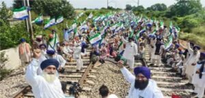 Kisan Rail Roko Punjab Protest : अमृतसर में रेलवे ट्रैक पर बैठे किसान, यात्री हो रहे परेशान