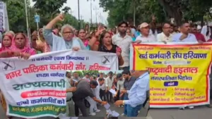 Kurukshetra News: कुरुक्षेत्र में 31वें दिन भड़का दमकल व सफाईकर्मियों का गुस्सा, सीएम आवास पर फूंके सस्पेंशन लेटर