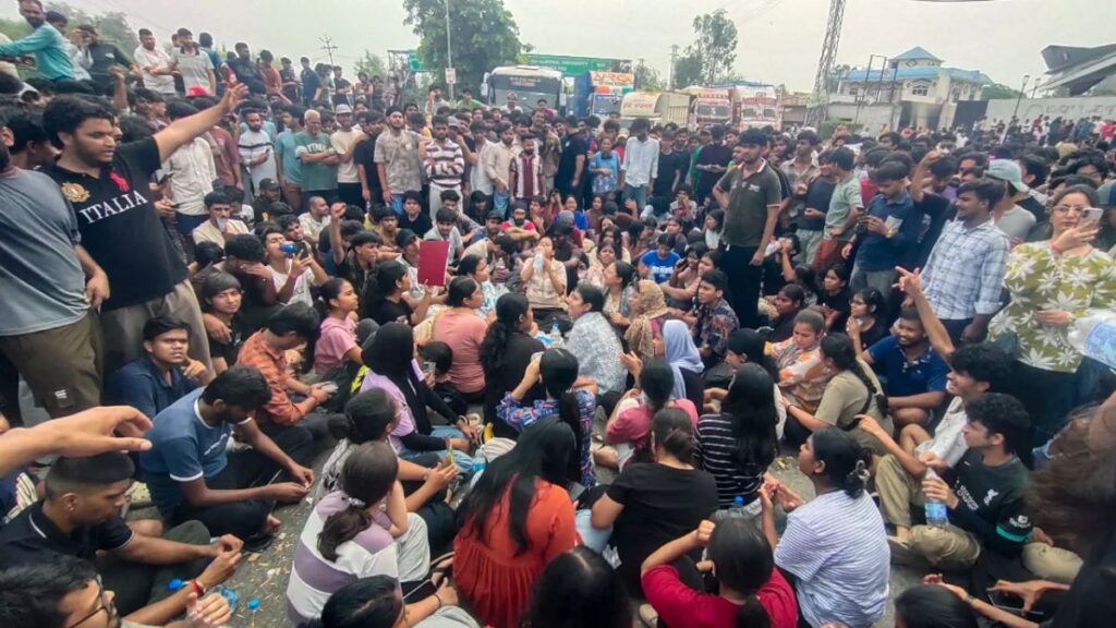 LPU विवाद पर महिला आयोग सख्त: DC-SSP को नोटिस जारी कर मांगी रिपोर्ट, इंटरनेट सेवा बंद
