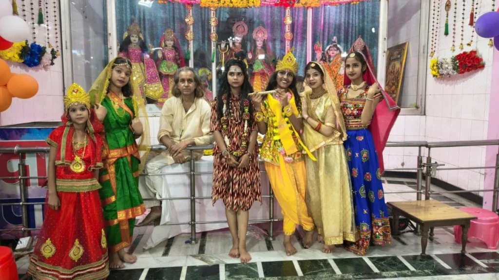Narnaul : मध्यरात्रि भगवान के जन्मोत्सव के साथ गूंजा 'हाथी घोड़ा पालकी, जय कन्हैया लाल की', श्रद्धालुओं में बंटी पंजीरी