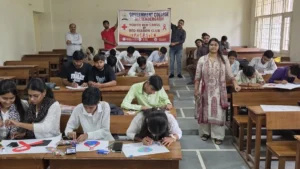 Mahendragarh : राजकीय महाविद्यालय महेंद्रगढ़ में रेड रिबन क्लब एवं यूथ रेड क्रॉस द्वारा एचआईवी एड्स जागरूकता कार्यक्रम आयोजित