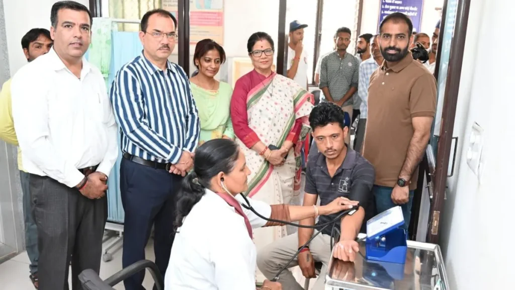 Mahendragarh : हरियाणा केंद्रीय विश्वविद्यालय में सफाई मित्र सुरक्षा शिविर का आयोजन, 62 स्वच्छता कर्मियों के स्वास्थ्य की हुई जांच, बांटी गई स्वच्छता किट