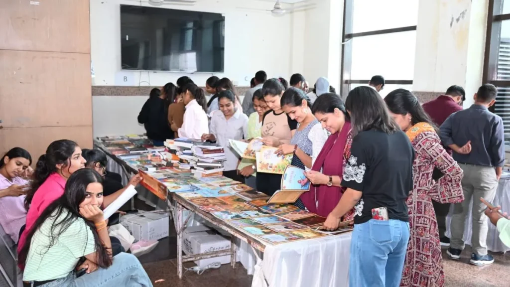 Mahendragarh : हरियाणा केंद्रीय विश्वविद्यालय में राष्ट्रीय पुस्तक न्यास की दो दिवसीय हिंदी पुस्तक प्रदर्शनी का भव्य शुभारंभ