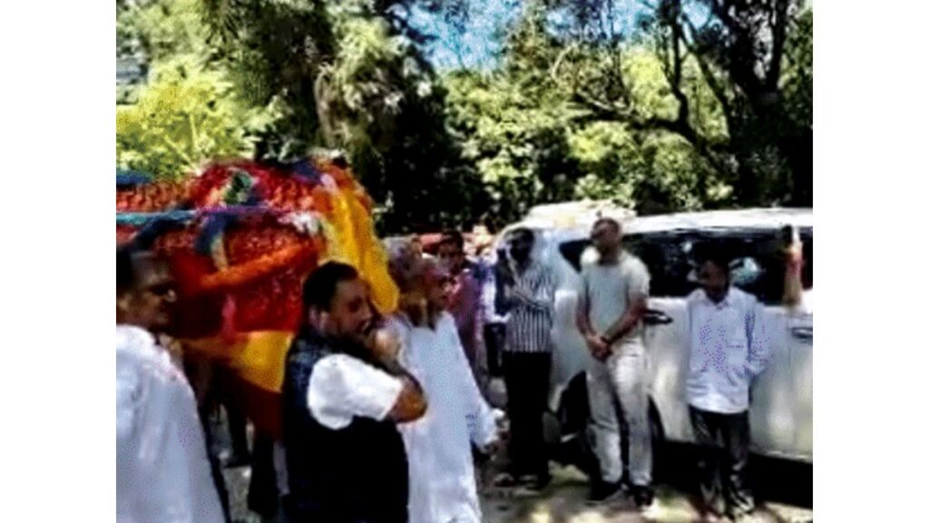मेजर विजय सिंह मनकोटिया पंचतत्व में विलीन, बैंड-बाजे के साथ निकली अंतिम यात्रा में सैकड़ों लोग हुए शामिल