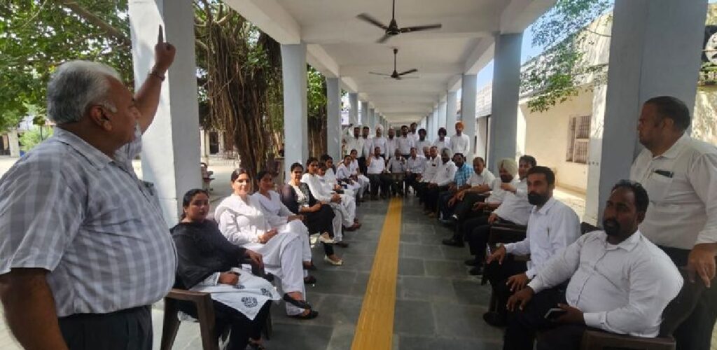 Mansa Lawyers Strike : मानसा में वकीलों की हड़ताल, एडवोकेट अमनिंदर मान पर दर्ज SC/ST केस के खिलाफ सड़कों पर उतरे वकील