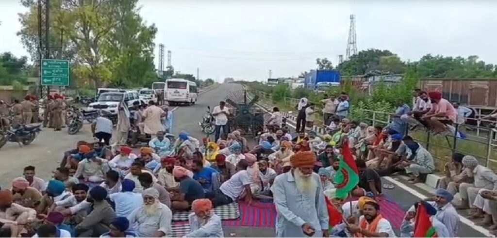 Moga Farmers Protest : मोगा में बिजली कटौती पर भड़के किसान, लुधियाना-फिरोजपुर हाईवे 4 घंटे रहा पूरी तरह जाम