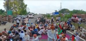 Moga Farmers Protest : मोगा में बिजली कटौती पर भड़के किसान, लुधियाना-फिरोजपुर हाईवे 4 घंटे रहा पूरी तरह जाम