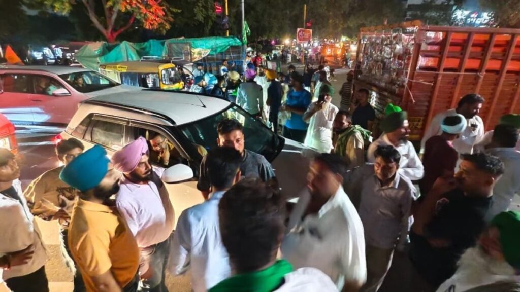 Chandigarh Mohali Farmers Protest : मोहाली-चंडीगढ़ बॉर्डर पर किसानों का हल्लाबोल, रात में कटी बिजली तो ठप किया ट्रैफिक