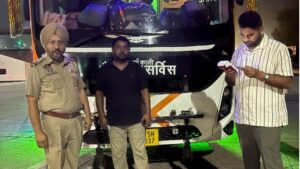 बिना टैक्स चल रही थीं टूरिस्ट बसें, मोहाली में 8 बसें और 3 टेंपो ट्रैवलर पकड़े; 13 वाहनों के 7 लाख के चालान काटे