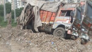 Mohali Truck Accident: मोहाली में बड़ा हादसा टला: पत्थरों से लदे ट्रक ने 4 वाहनों को रौंदा, सड़क किनारे पलटा