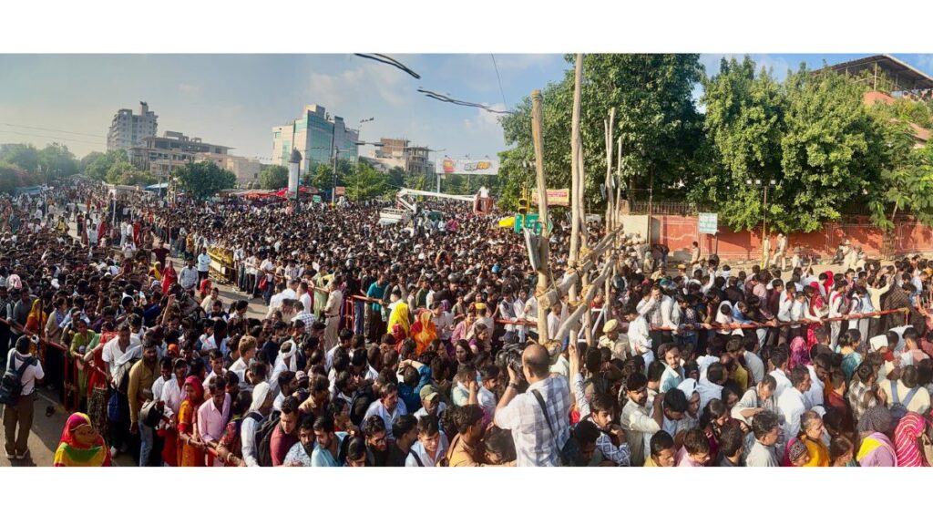 जयपुर के मोतीडूंगरी गणेश मंदिर में 3 घंटे में खत्म हुई 3500 किलो मेहंदी: भारी जाम, सोशल मीडिया की रील्स के बाद उमड़ी भीड़