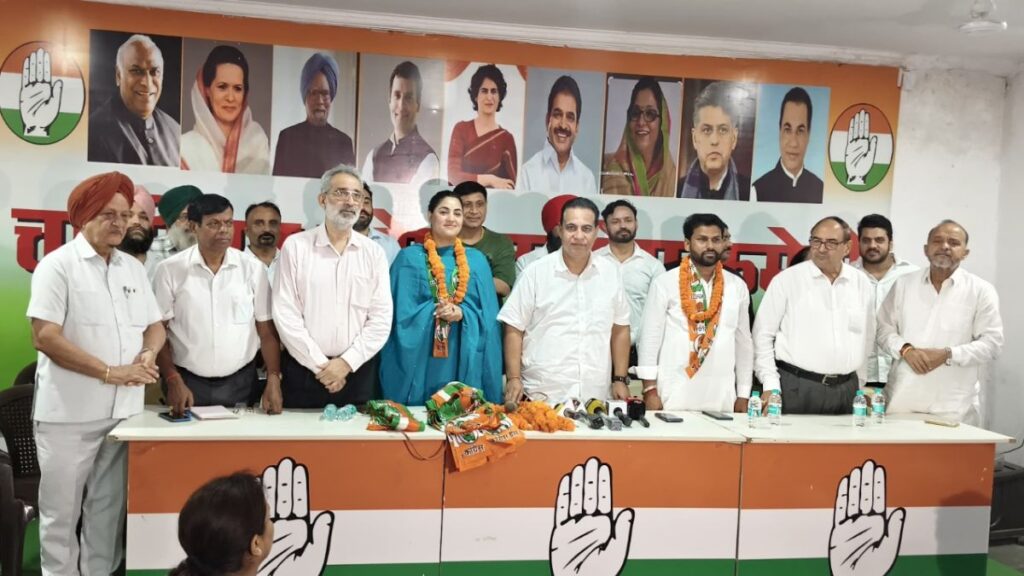 नगर निगम चुनाव से पहले आप को एक और झटका, रामचंद्र यादव कांग्रेस में शामिल