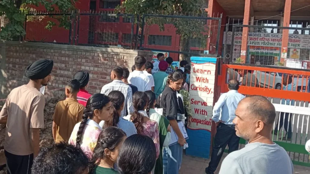 NDA 2 Exam 2026: देश सेवा का जज्बा, सेना में अफसर बनने के लिए युवाओं ने दी एनडीए परीक्षा