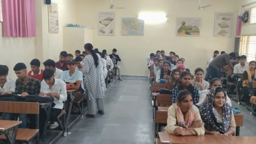 Nangal Chaudhary : शहीद मेजर सतीश दहिया राजकीय महाविद्यालय में हिंदी दिवस पर निबंध प्रतियोगिता आयोजित, बीए प्रथम वर्ष की रितिका ने मारी बाजी