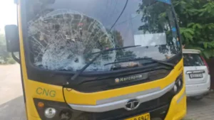 Narnaul : नारनौल में अनियंत्रित स्कूली बस ने स्कूटी और साइकिल को मारी टक्कर, तीन लोग घायल