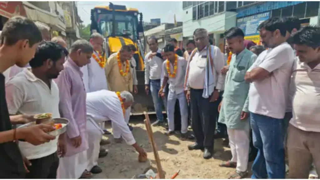 Narnaul: सड़क निर्माण का शुभारंभ करने नहीं आए विधायक और नप चेयरपर्सन, लोगों ने नारियल फोड़कर करवाया काम शुरू