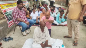 Narnaul : सफाई कर्मचारियों की हड़ताल को एक महीना पूरा, विरोध स्वरुप सर मुंडवाया