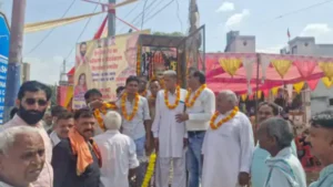 Narnaul: सड़क निर्माण का शुभारंभ करने नहीं आए विधायक और नप चेयरपर्सन, लोगों ने नारियल फोड़कर करवाया काम शुरू