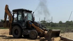 Narnaul : डीटीपी विभाग की बड़ी कार्रवाई, नांगल चौधरी में 2 एकड़ में काटी जा रही अवैध कॉलोनी पर चला बुलडोजर