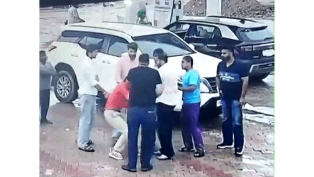 न्यू चंडीगढ़ में पेट्रोल पंप पर हंगामा, कर्मचारी से मारपीट कर मोबाइल छीनकर फरार हुए आरोपी