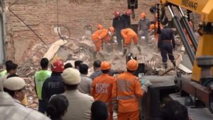 दिल्ली PG हादसे में मलबे से 6 शव निकाले: रेस्क्यू डॉग और कैमरों से तलाशे जा रहे मलबे में दबे लोग, मजिस्ट्रेट जांच के आदेश