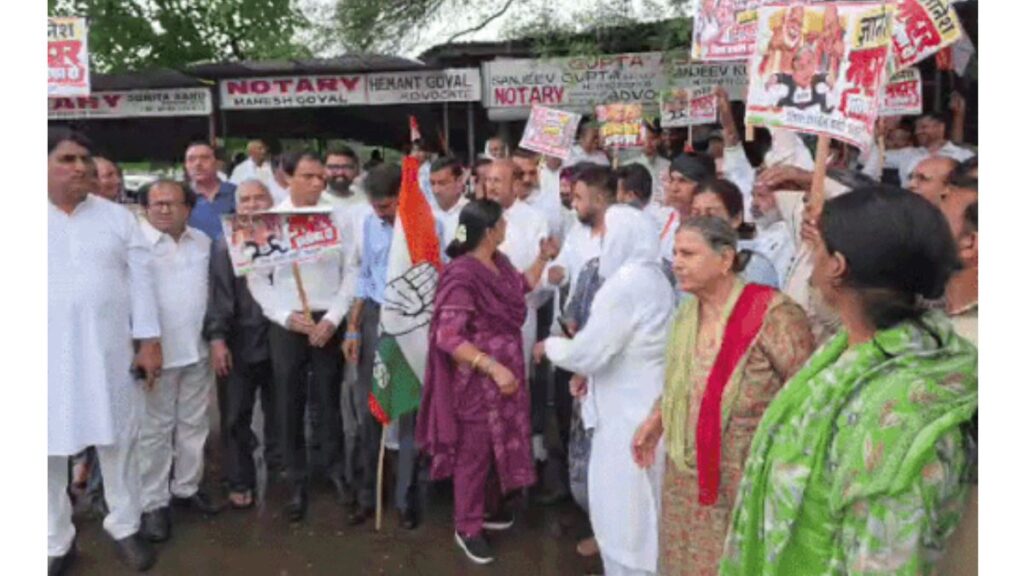 पंचकूला में ज्ञानेश कुमार के इस्तीफे की मांग को लेकर सड़कों पर उतरे कांग्रेस कार्यकर्ता, चुनाव आयोग के खिलाफ की नारेबाजी