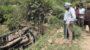 पंचकूला में बड़ा हादसा टला, बाइक को बचाते समय सड़क किनारे पलटा ट्रक, बाल-बाल बचा ड्राइवर