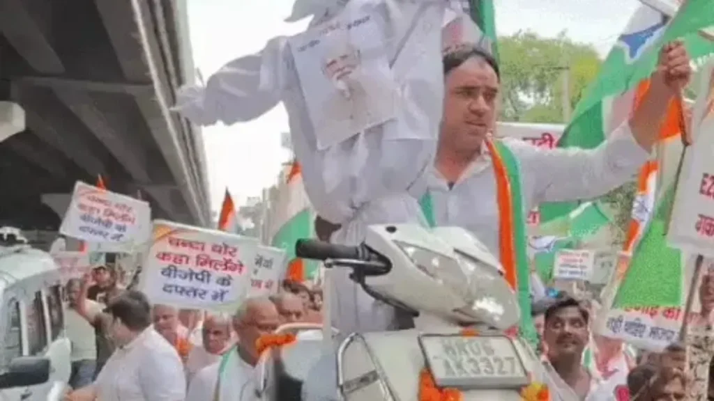 Panipat News: पानीपत में महंगाई पर कांग्रेस का अनोखा प्रदर्शन, रेहड़ी पर स्कूटी लादकर सड़क पर उतरे कार्यकर्ता