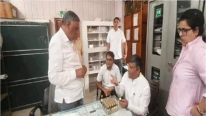 Panipat PHC Inspection: पानीपत में सिवाह PHC पर शिक्षा मंत्री का छापा, 2 साल से गायब मिला दवाइयों का रिकॉर्ड