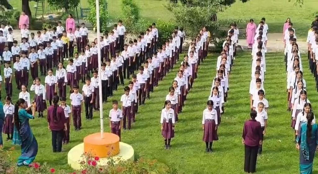 Pathankot के Vaishnavi Public School में वंदे मातरम की 150वीं वर्षगांठ का भव्य जश्न, गूंजे भारत माता के जयकारे