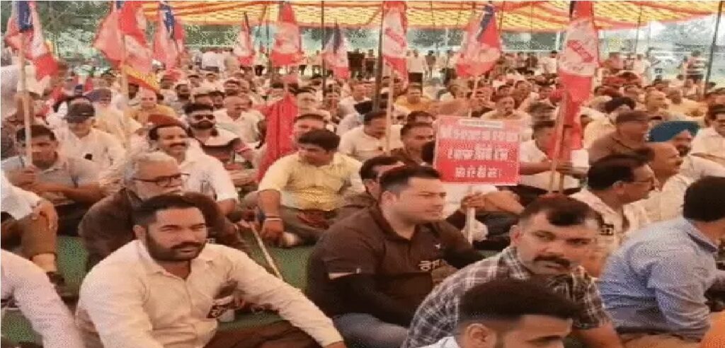 Pathankot में मंत्री lal chand kataruchak के आवास के बाहर कर्मचारियों का जोरदार प्रदर्शन