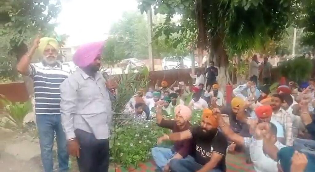 Patti News : ड्यूटी पर तैनात कर्मचारियों पर FIR से भड़के बिजली कर्मी, सबरा पुलिस चौकी के बाहर दिया धरना